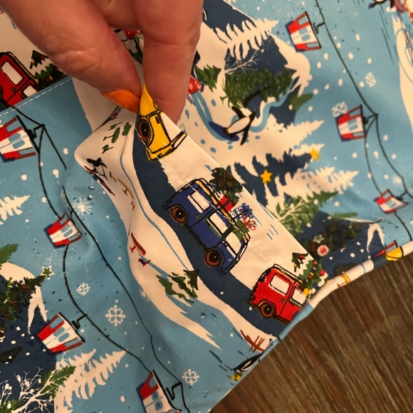 Serene Scrub Top with pockets 2xl- RUNS SMALL fits like XL Winter scene - Picture 6 of 6